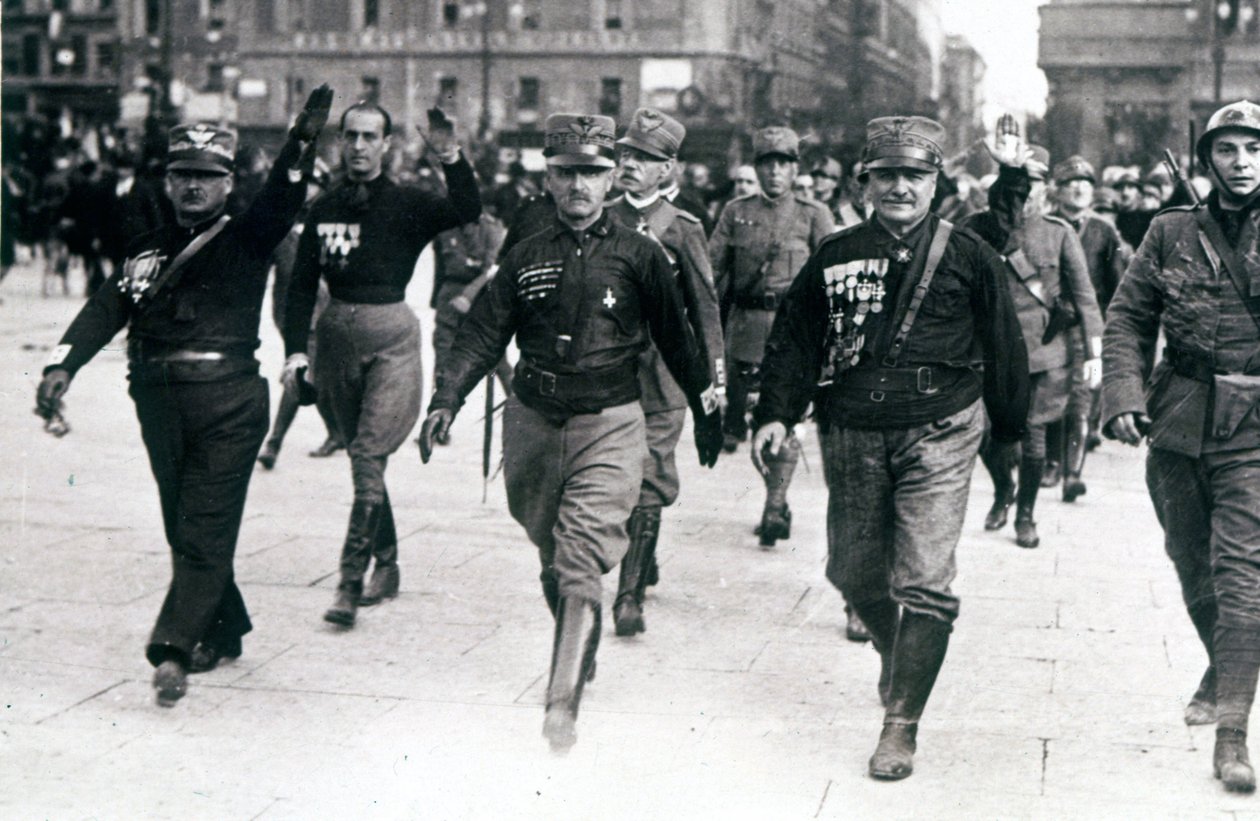 Svarta skjortor Walking on Rome av Italian Photographer