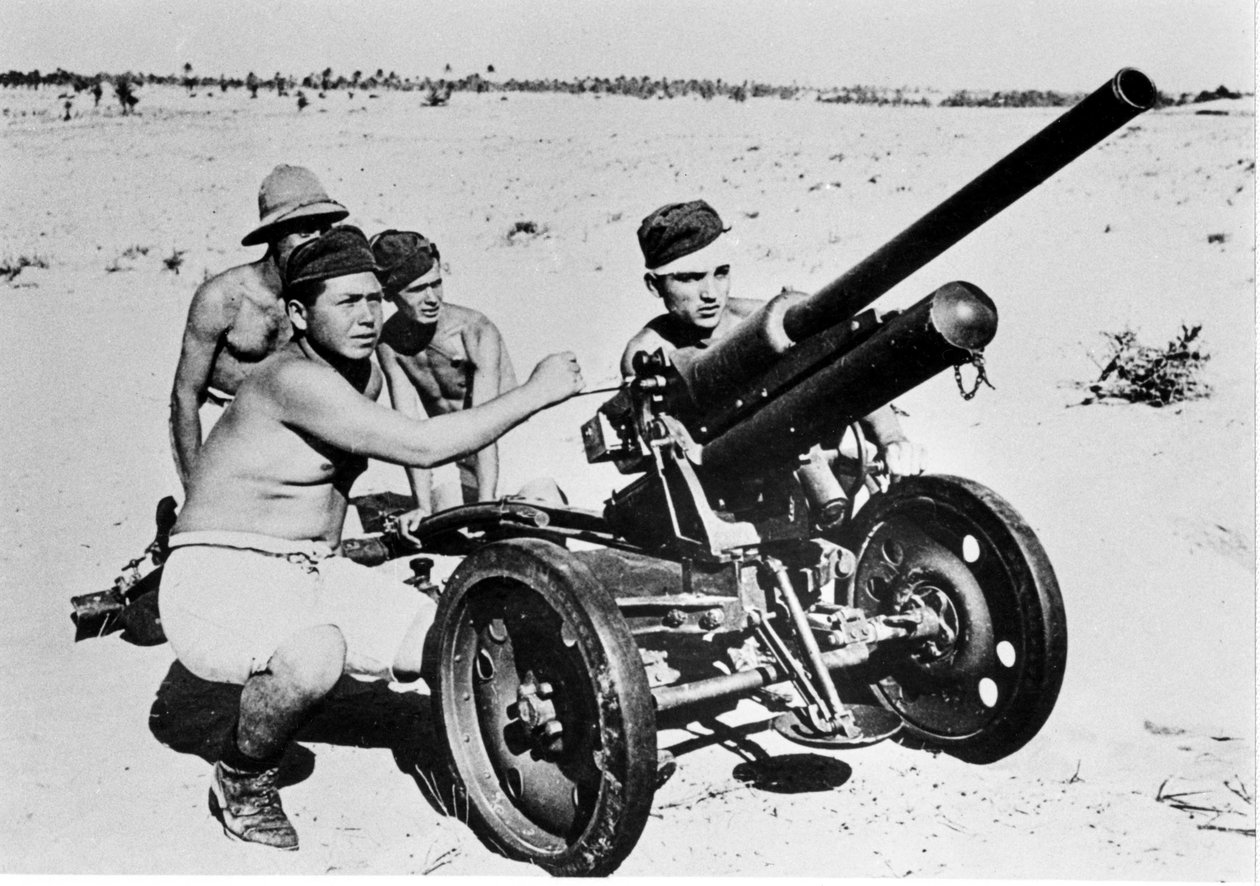 Italiensk antitank i den libyska öknen. 1941. av Italian Photographer