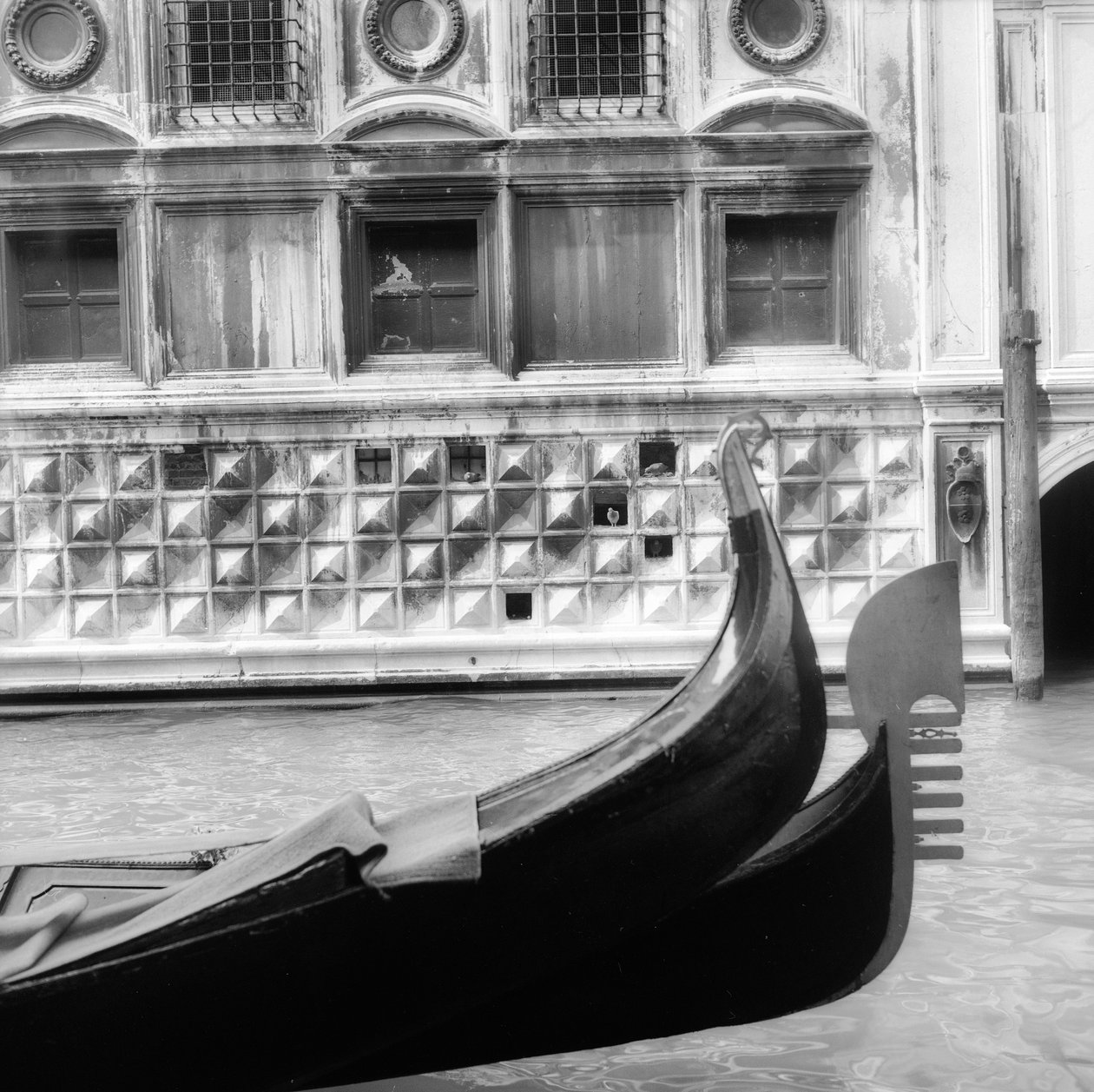 Gå gondol i en venetiansk kanal av Italian Photographer