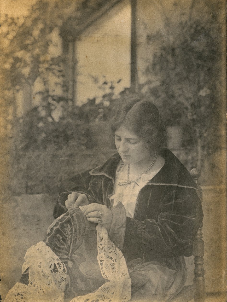 Kvinna syr spetsklänning, Italien, ca 1910 av Italian Photographer