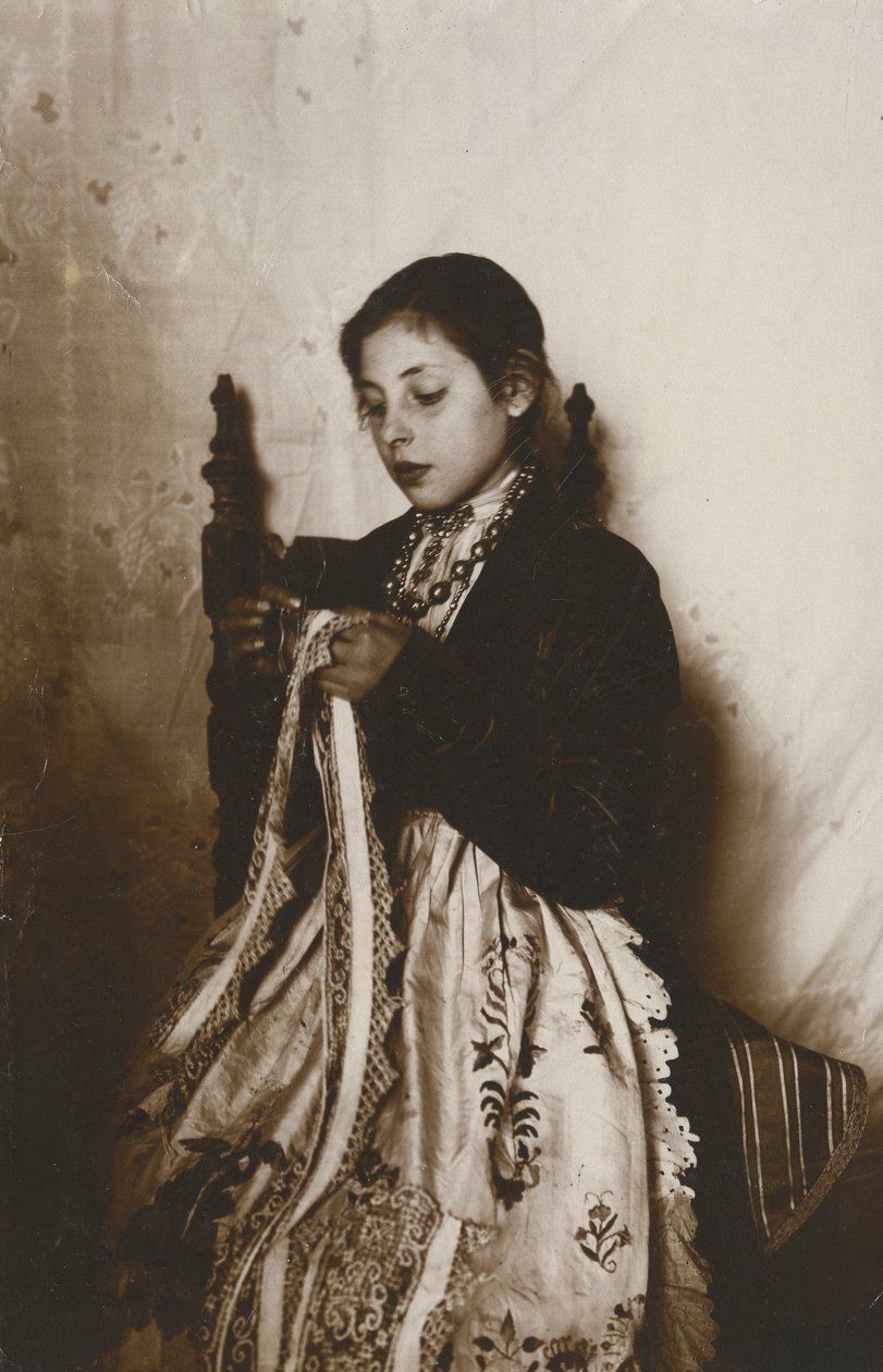 Ung kvinna som syr, Toscana, Italien, ca 1910 av Italian Photographer
