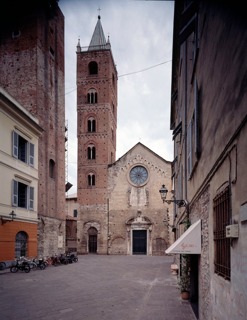 Utsikt över fasaden och klocktornet av Italian School