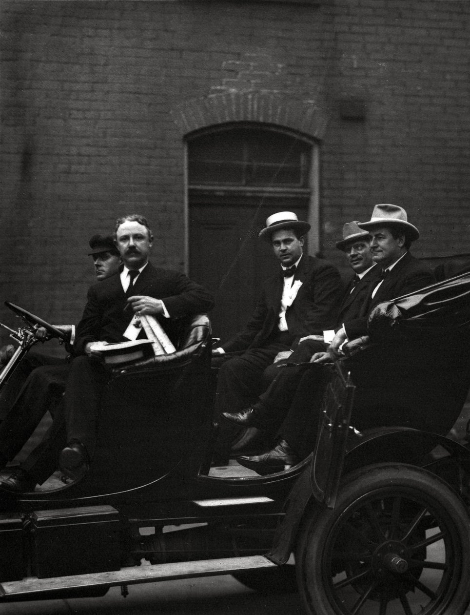 Edward F. Goltra, an unidentified delegate, Rolla Wells, and William Jennings Bryan arriving at a session of the 1916 Democratic National Convention, St. Louis, 11-14 June 1916 av J.C. Strauss