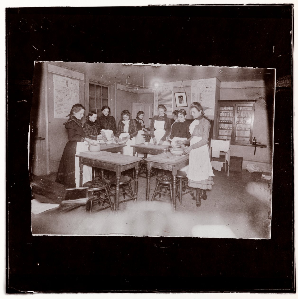 Matlagningsskoleklass i College Settlement. 