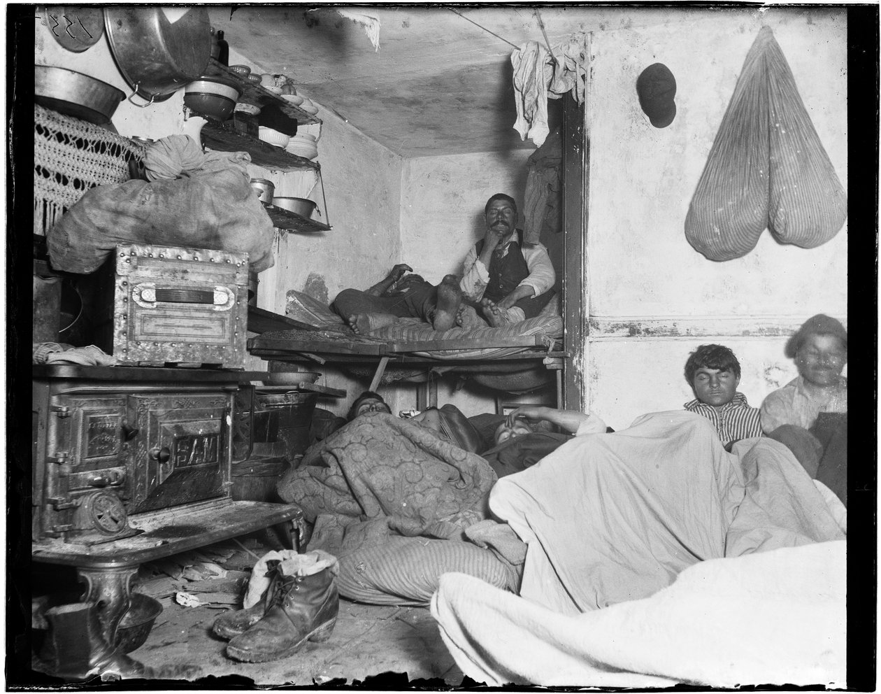 Gäster i ett fullsatt hyreshus på Bayard Street - Fem cent per plats. av Jacob August Riis