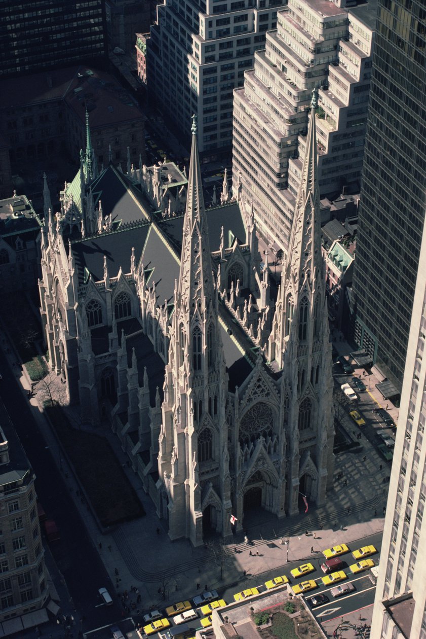 Vy över St. Patricks Cathedral från Rockefeller Center av James Renwick