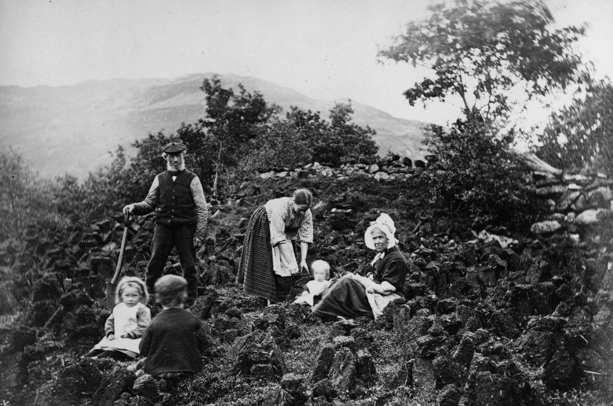 Crofting Family Cutting Peat, av James Valentine