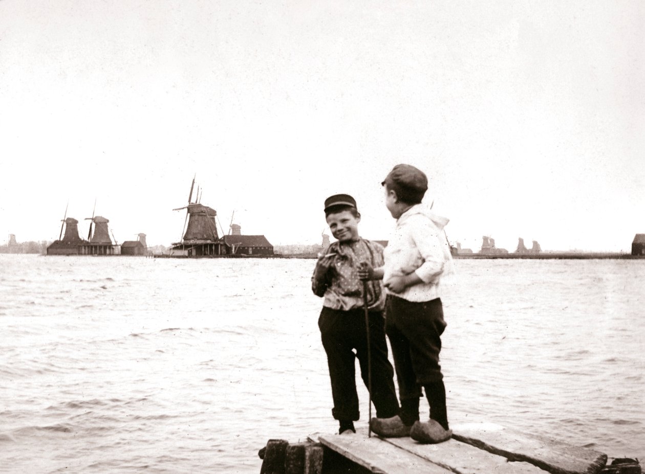 Pojkar vid en kanal, Laandam, Nederländerna, 1898. av James Batkin