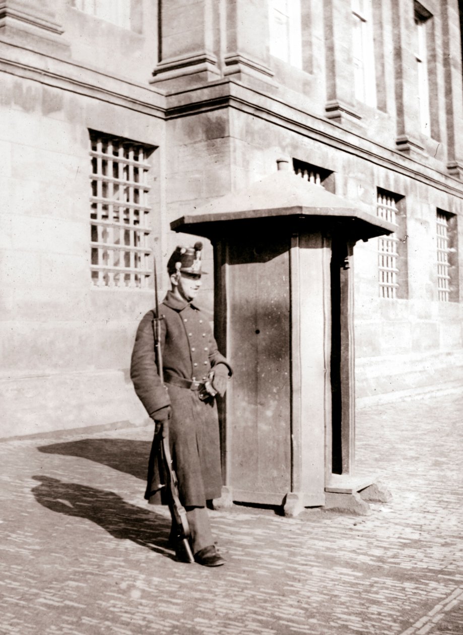 Gardet, Bryssel, 1898. av James Batkin