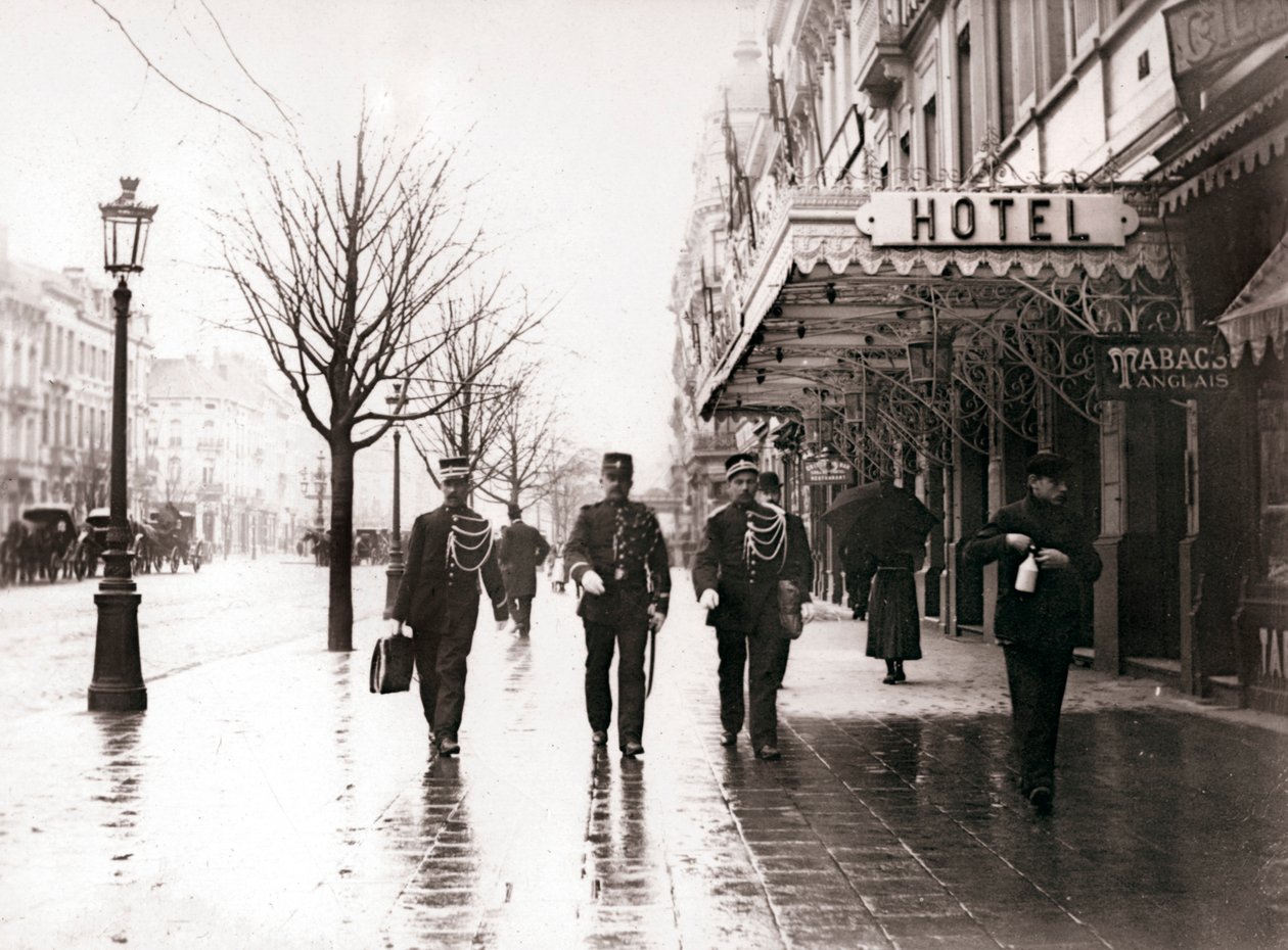 Väktare på gatan, Bryssel, 1898. av James Batkin