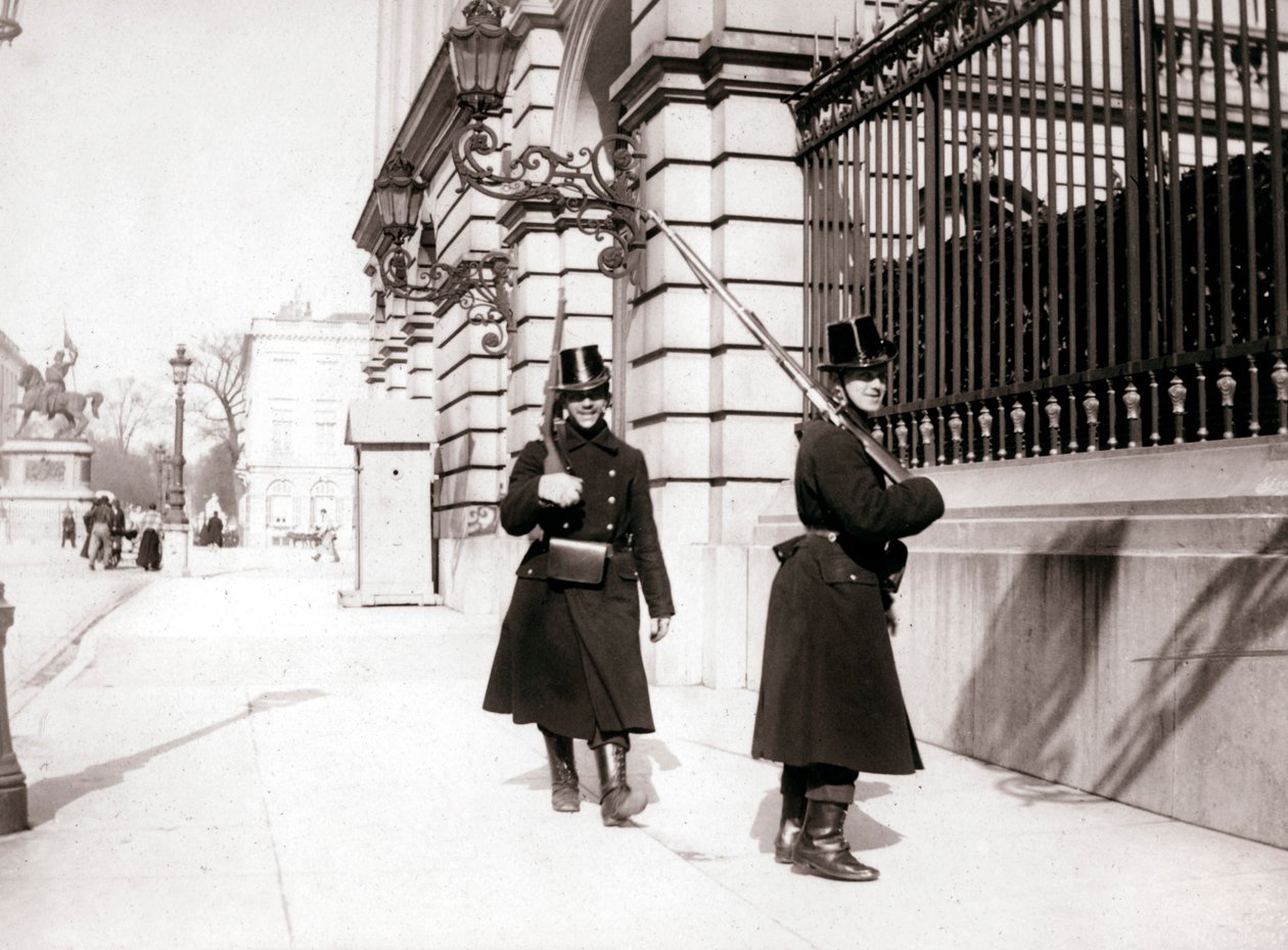 Vakterna patrullerar, Bryssel, 1898. av James Batkin
