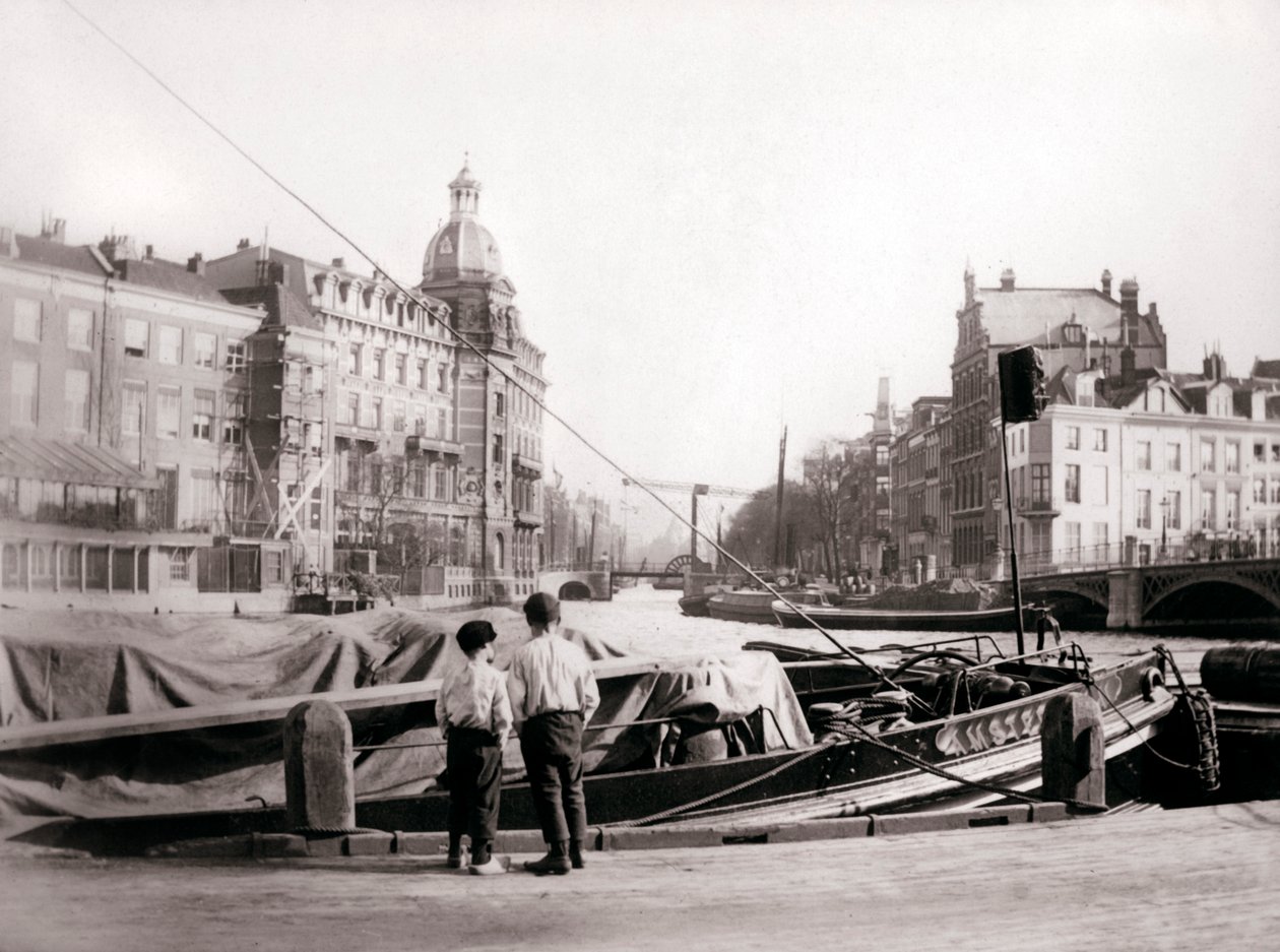 Två pojkar vid en kanal, Rotterdam, 1898. av James Batkin