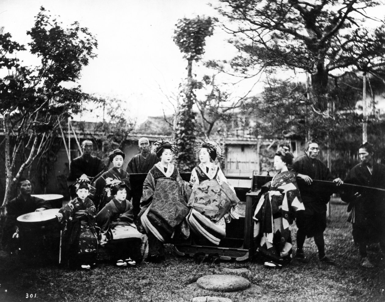 Geishaflickor, ca 1870-talet av Japanese Photographer