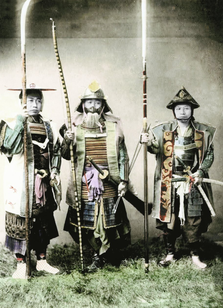 Samurajer från Gamla Japan beväpnade med lång båge, stavarmar och svärd, 1883 (handfärgat albuminfoto) av Japanese Photographer