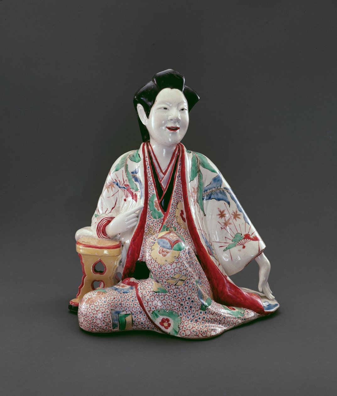 Sittande figur, Edo-period (1615-1868), ca 1670-90 (porslin med överglasyr emaljer och förgyllda) av Japanese School