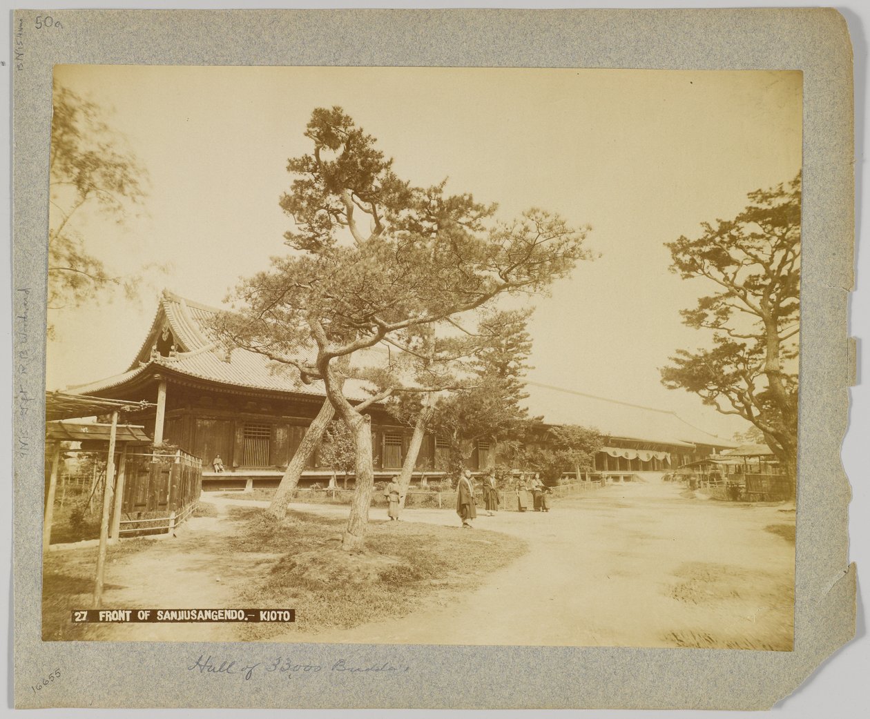 Framsidan av Sanjusangendo, Kyoto, Japan (s/v foto) av Japanese Photographer