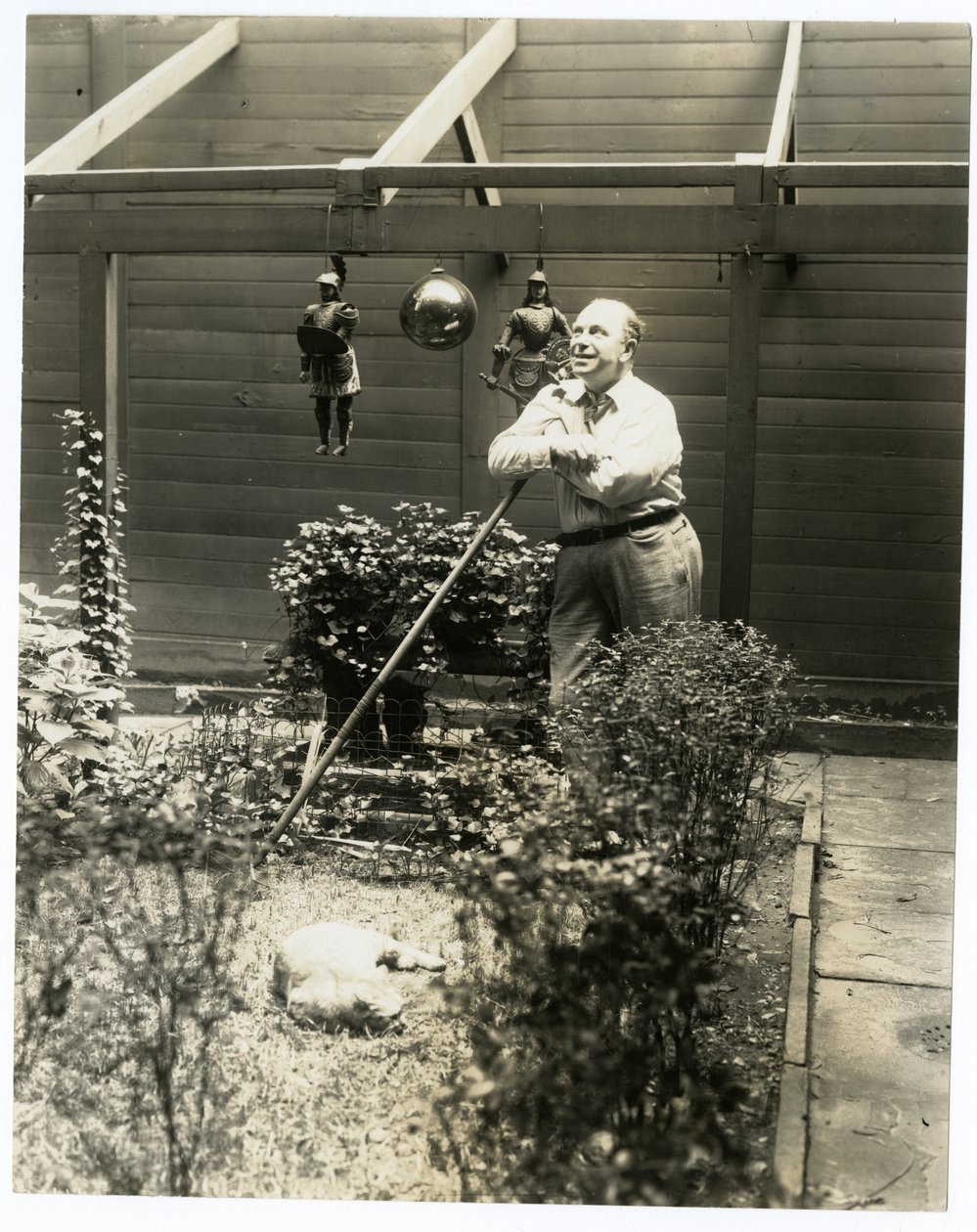 Tony Sarg i sin trädgård av Jessie Tarbox Beals