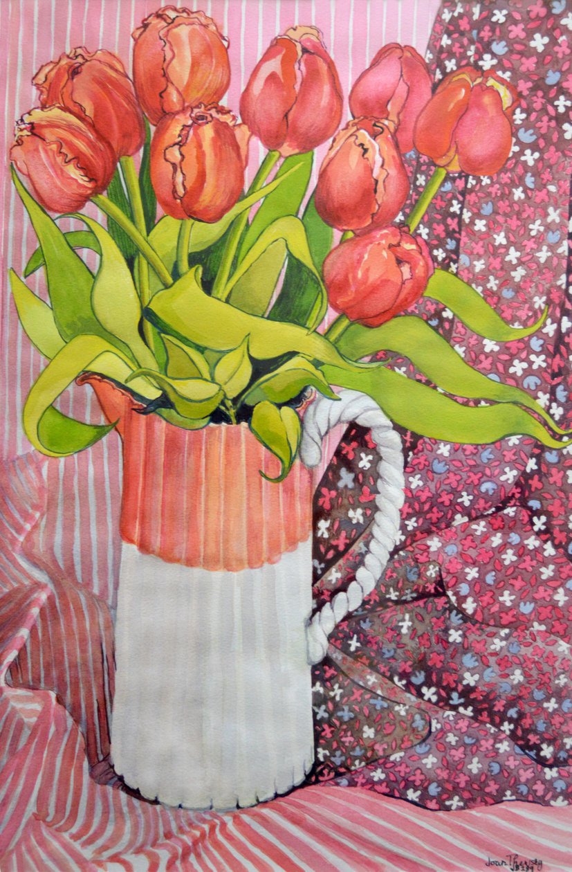Tulpaner i en rosa och vit kanna, 2005 av Joan Thewsey