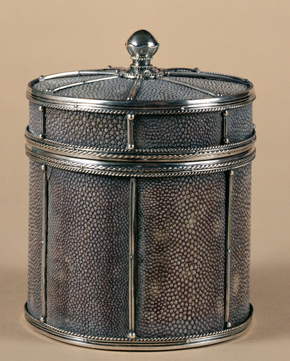 Cigarettlåda med shagreen-sidor, 1928 (silver) av John Paul Cooper
