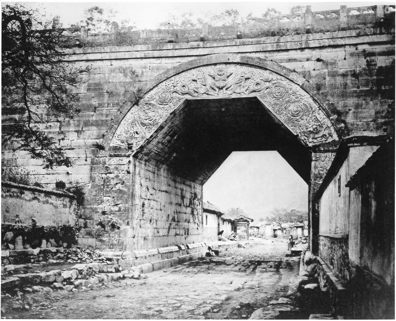 Forntida buddhistbåge vid Kew-Yung-Kwan, ca 1867-72 av John Thomson