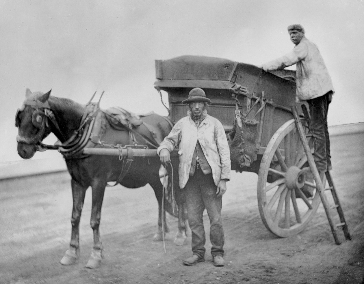 Flying Dustmen, 1877 av John Thomson