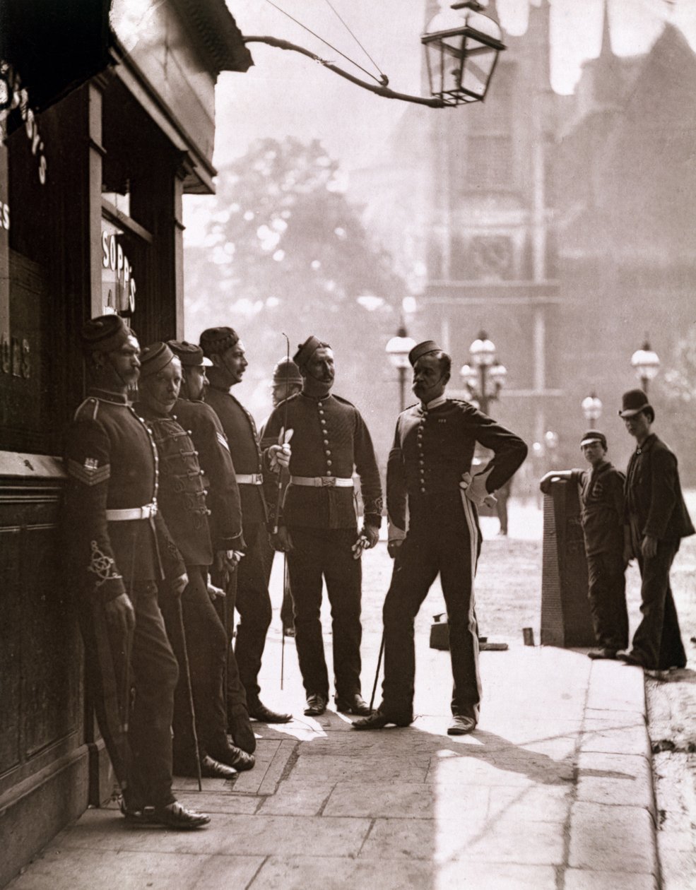 Rekryteringssergeanter i Westminster, 1876-77 (woodburytype) av John Thomson
