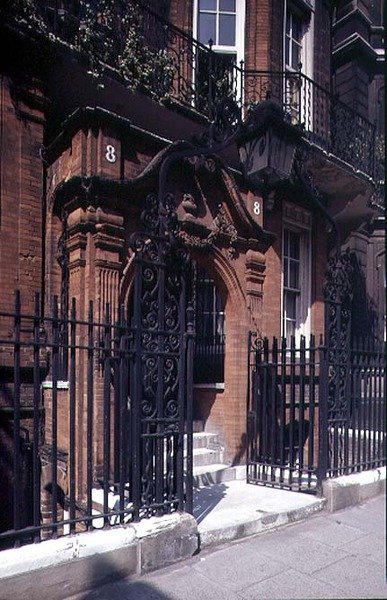 8 Slottsporten, byggd 1873-75 av John James Stevenson