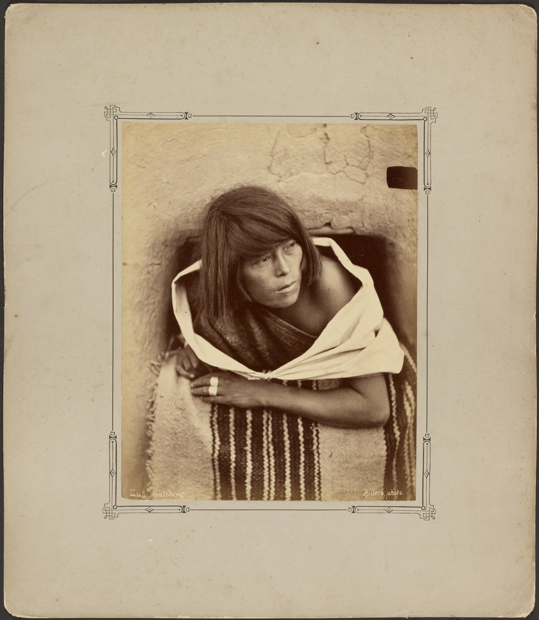 Zuni, tittar på. av John K. Hillers