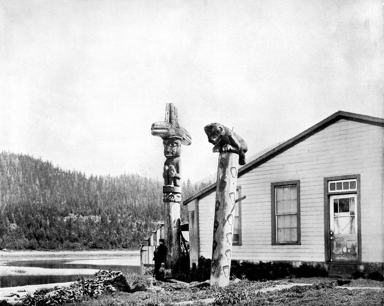 Totempålar, Alaska, USA, 1893. av John L. Stoddard
