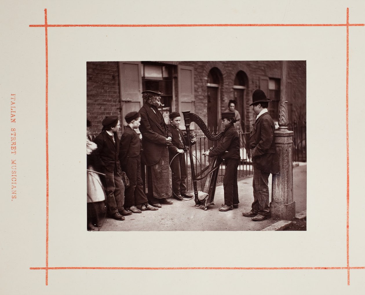 Italienska gatumusikanter, 1877. av John Thomson