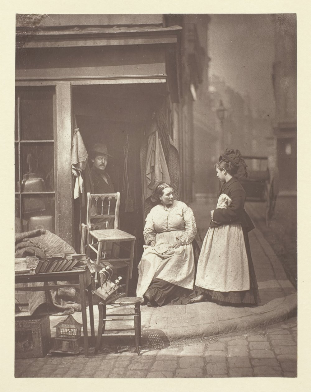 Gamla möbler, 1881. av John Thomson
