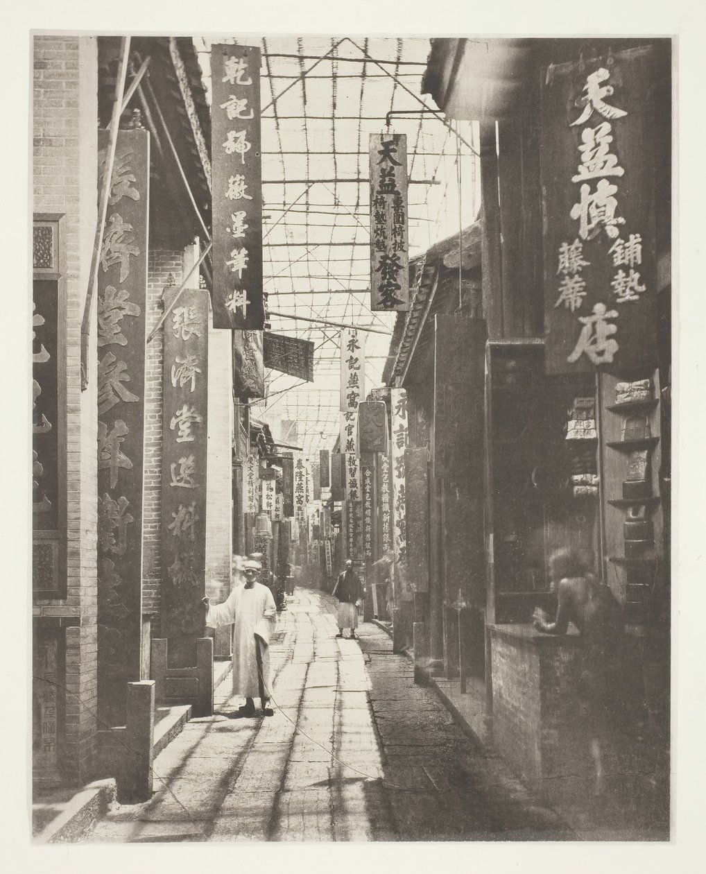 Physic Street, Canton, ca. 1868. av John Thomson