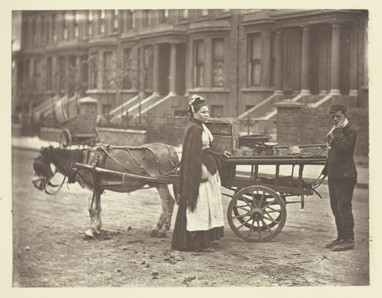 Jordgubbar. Alla mogna! Alla mogna!, 1881. av John Thomson