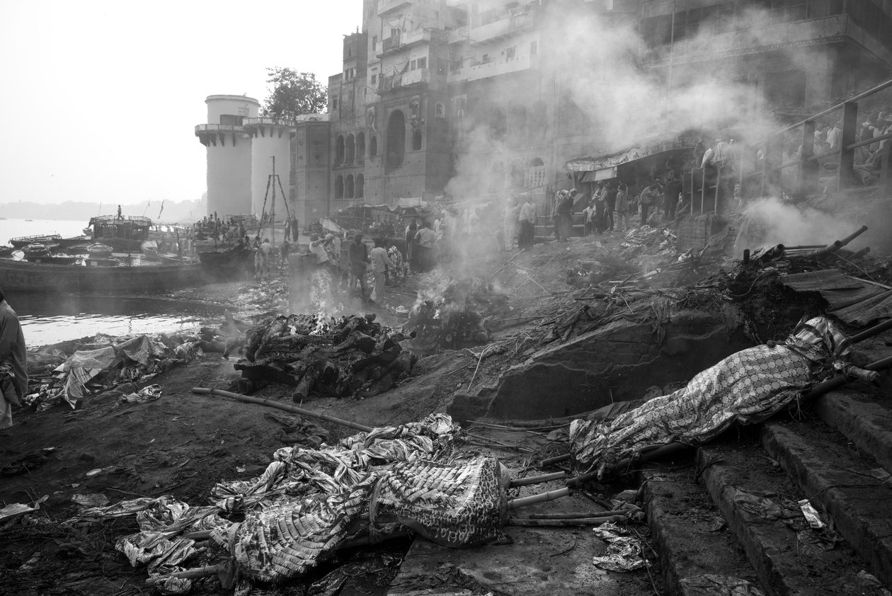 Manikarnika Ghat, Varanasi, 2016 (foto) av Jon Nicholson