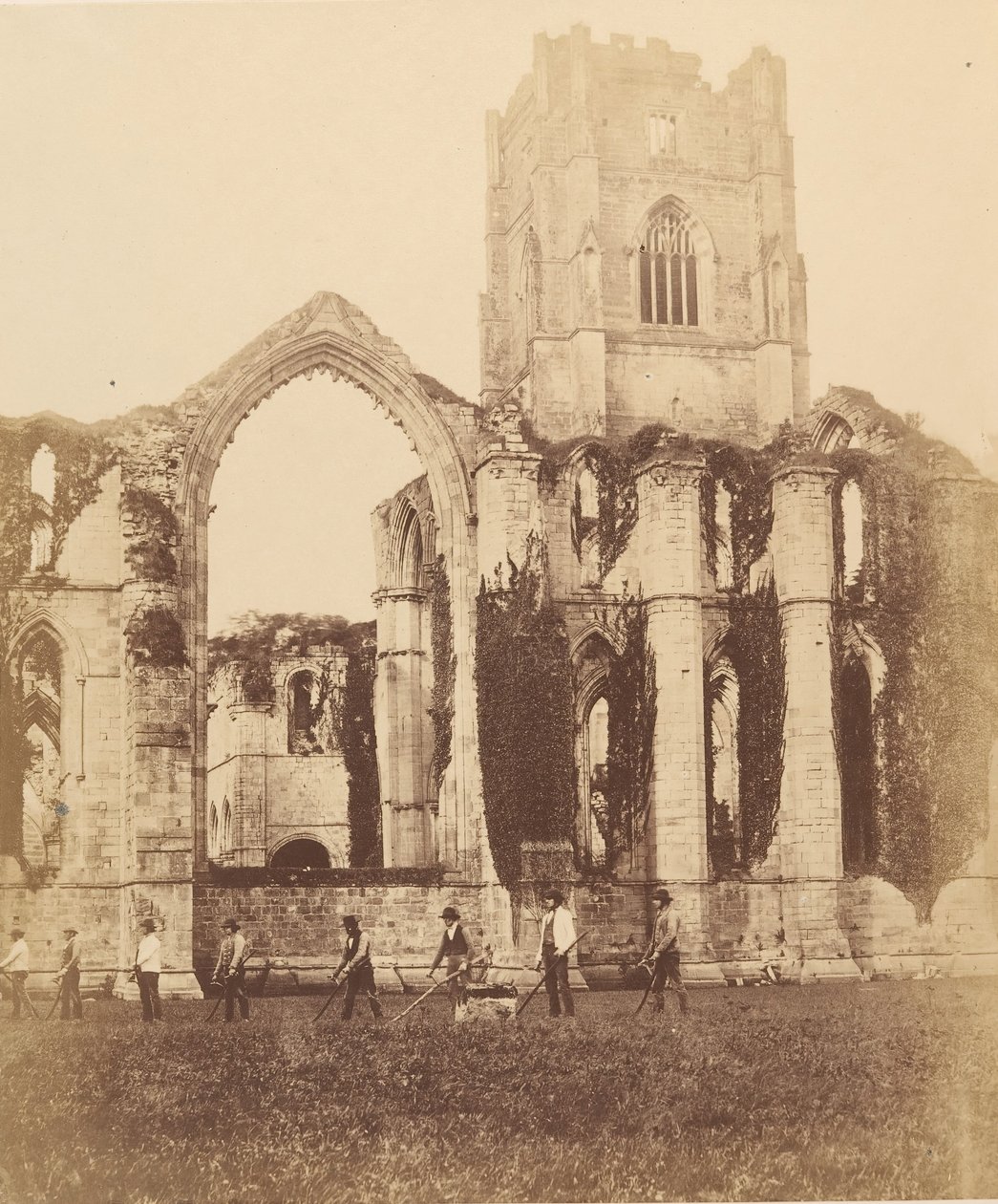 Fountains Abbey. Östra fönstret och tornet, 1850-talet. av Joseph Cundall