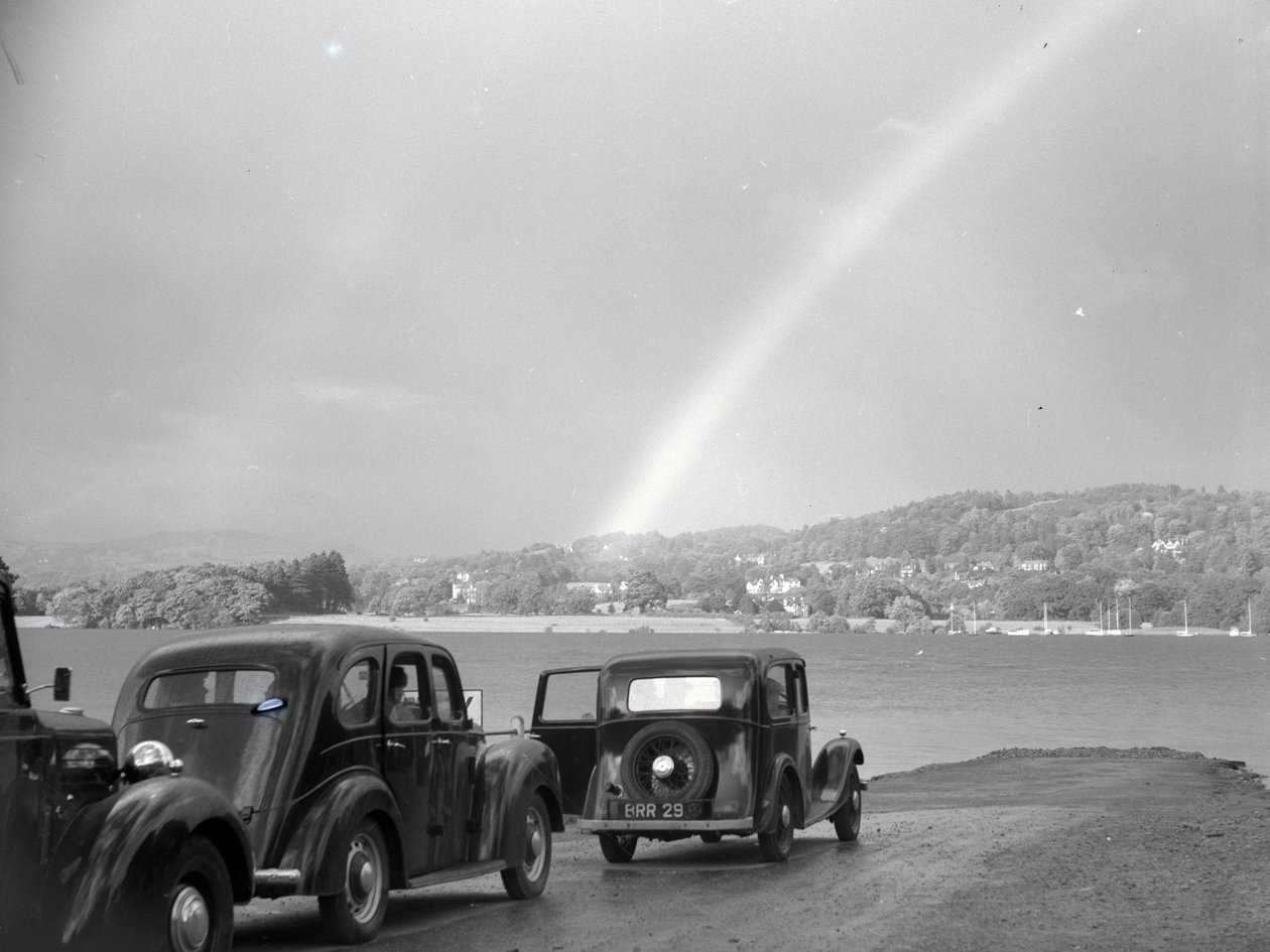 Bilar parkerade vid Loughrigg Tarn av Joseph Hardman