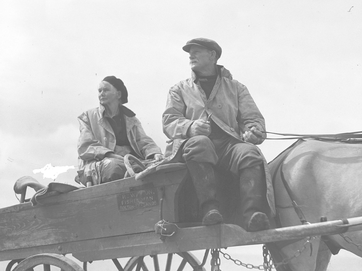 Man och hustru sittande på cocklingvagn av Joseph Hardman