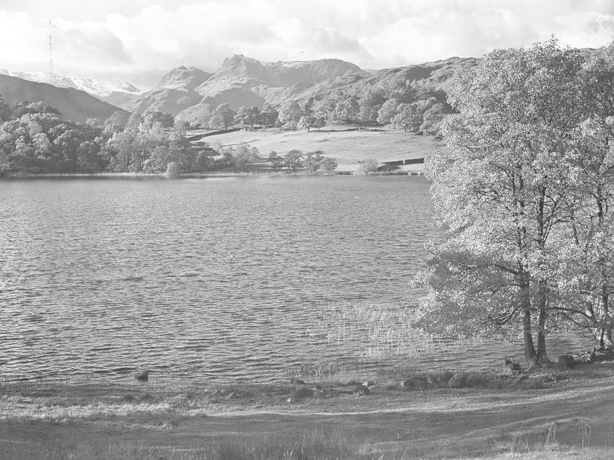 Utsikt över Loughrigg Tarn, fjällen i bakgrunden av Joseph Hardman