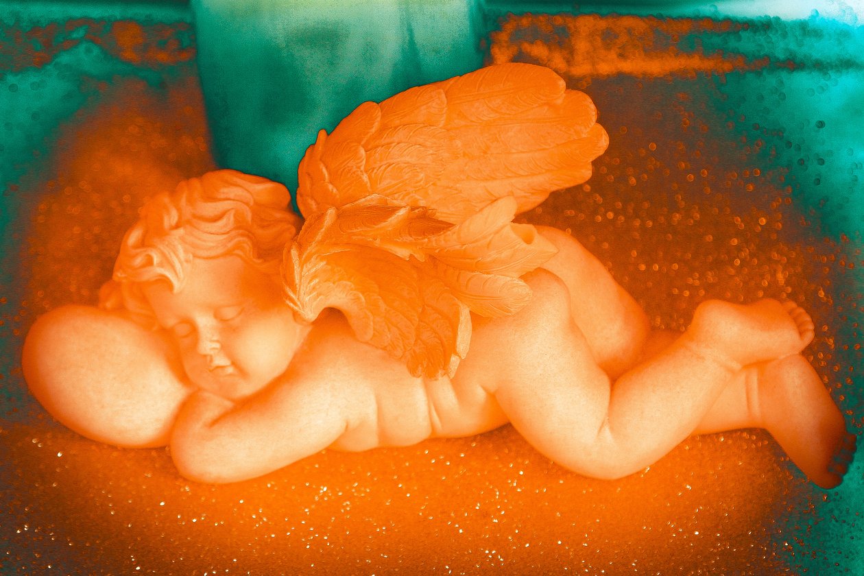 Golden Cherub, 2016 (fotografi) av Joy Lions