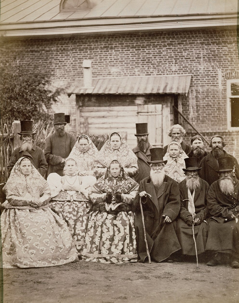 Familj från Nijni, Novgorod, ca 1875 (albumintryck) av Juan Raoult
