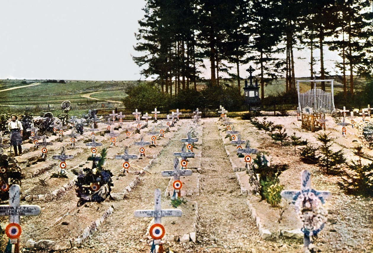 En fransk militärkyrkogård, Verdun, september 1916 (autokrom) av Jules Gervais Courtellemont