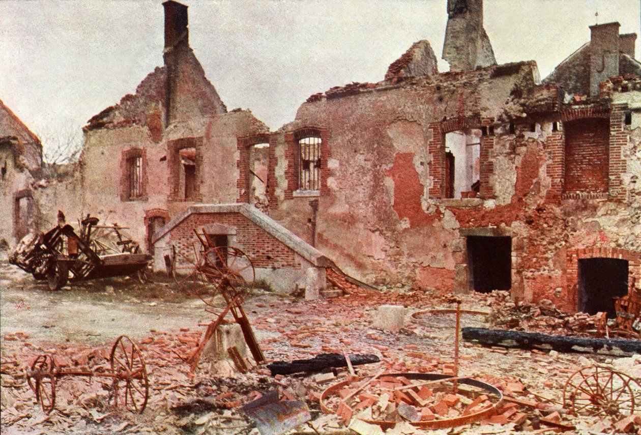 Förstörda byggnader i en liten stad under slaget vid Marne öster om Paris, september 1914 (autokrom) av Jules Gervais Courtellemont