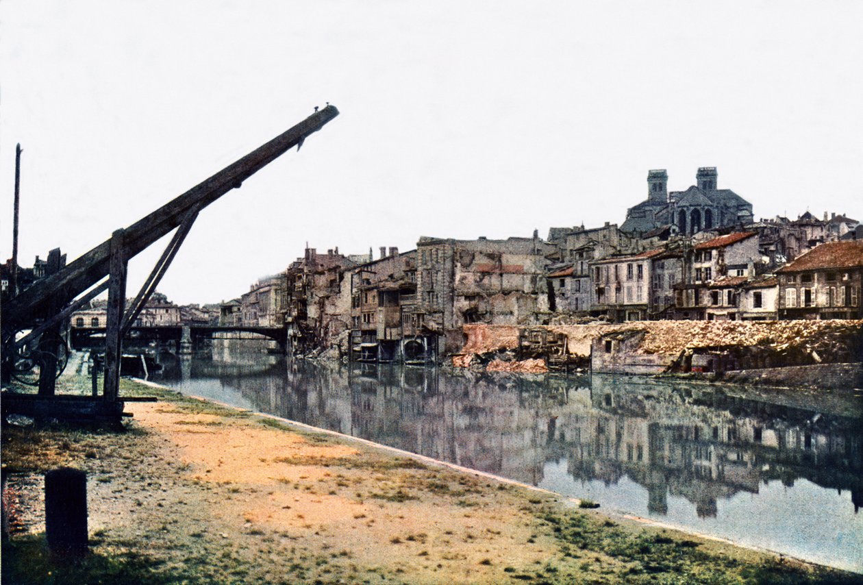 Meuse och Verdun med svårt skadade byggnader längs floden, september 1916 (autokrom) av Jules Gervais Courtellemont