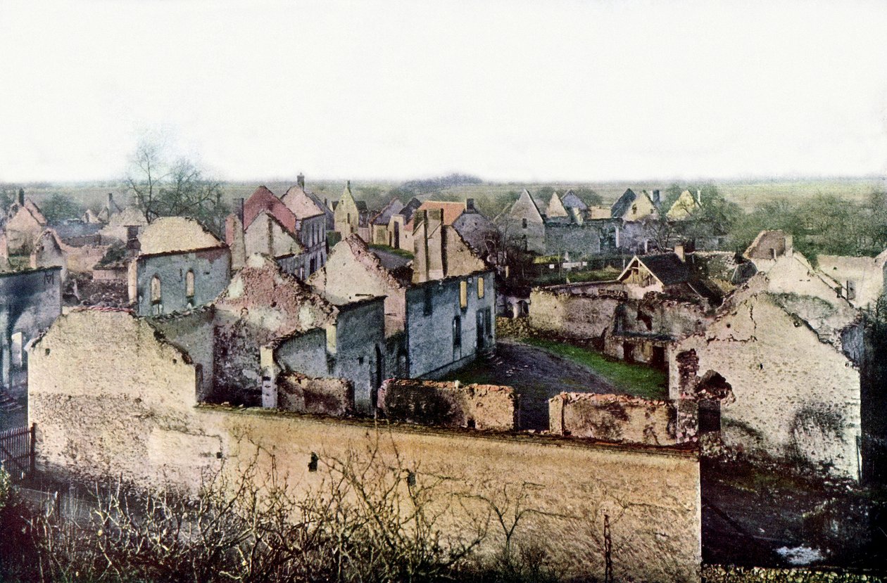 Den svårt skadade byn Châtillon-sur-Morin, söder om Esternay, under slaget vid Marne öster om Paris, september 1914 (autokrom). av Jules Gervais Courtellemont
