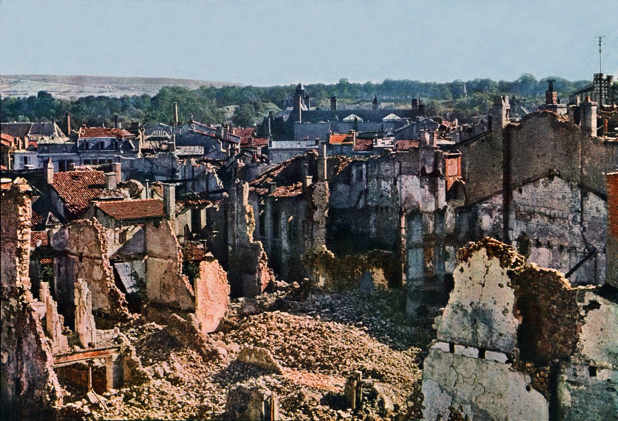 Utsikt över Verdun efter 8 månaders bombning, september 1916 (autokrom) av Jules Gervais Courtellemont