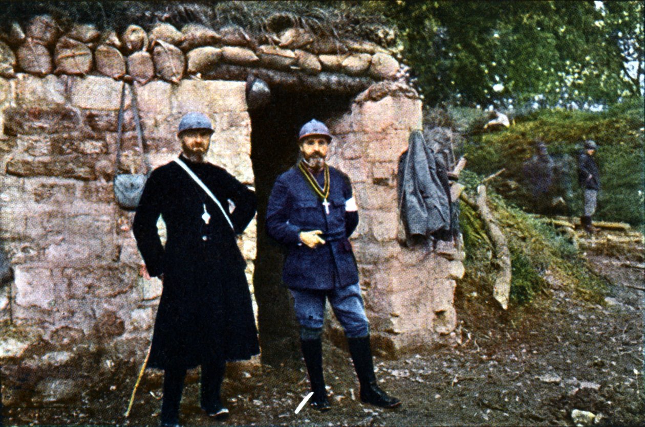 En fransk präst och en kaplan vid fronten under slaget vid Verdun, september 1916 (autokrom) av Jules Gervais Courtellemont