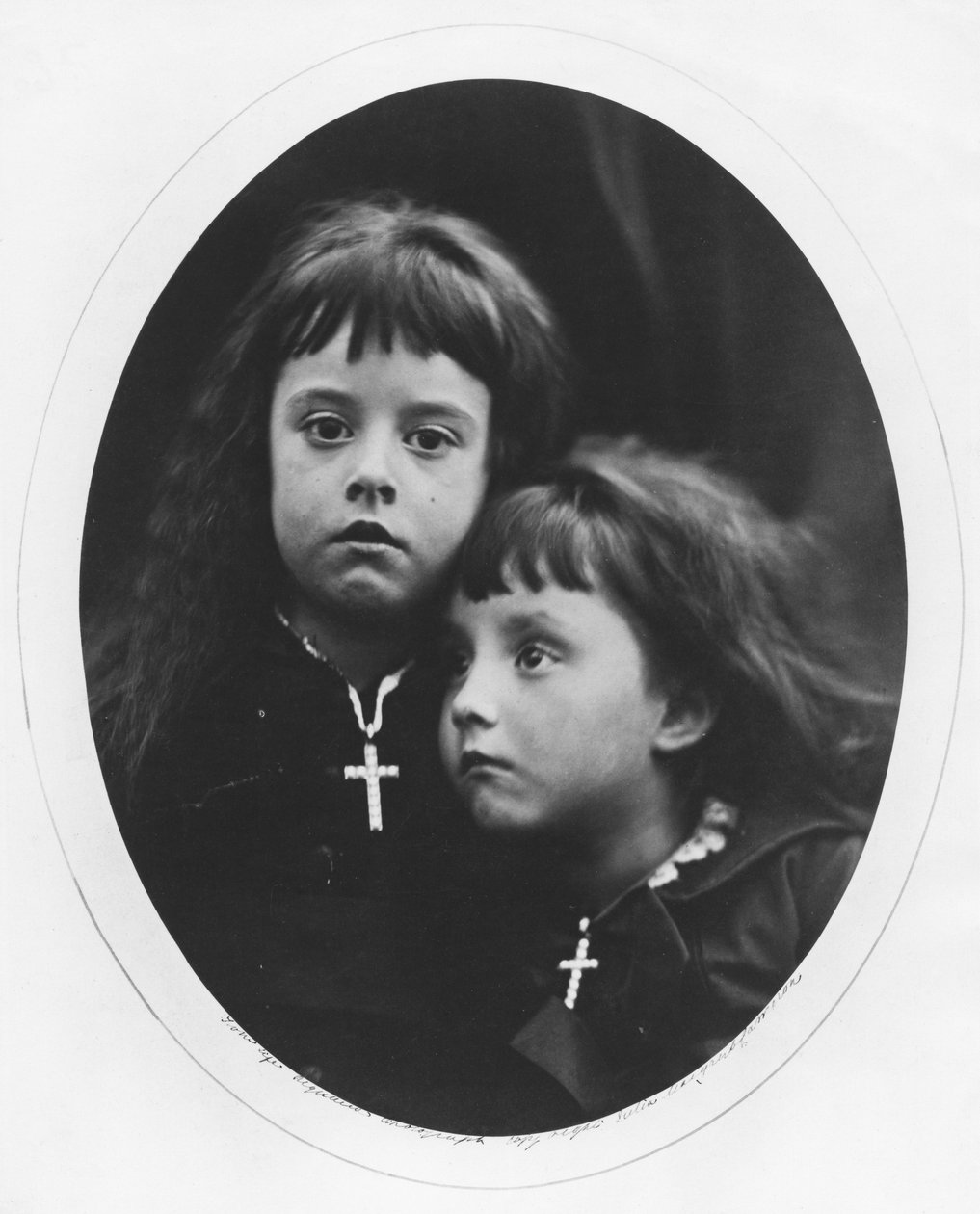 Rachel och Laura (albumintryck) av Julia Margaret Cameron