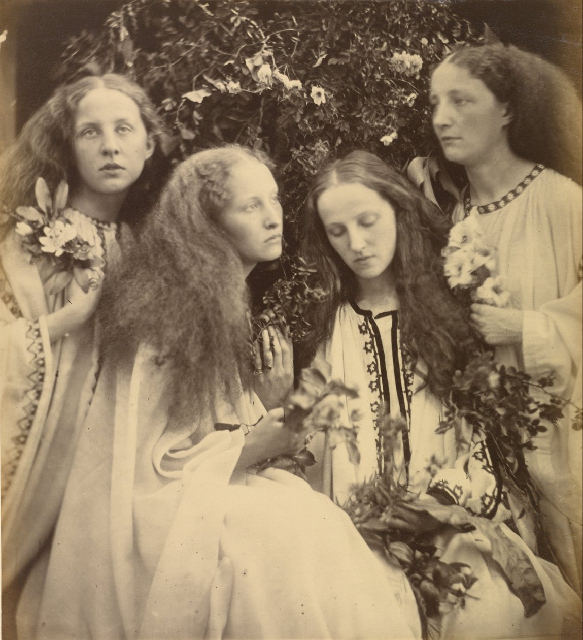 The Rosebud Garden of Girls av Julia Margaret Cameron
