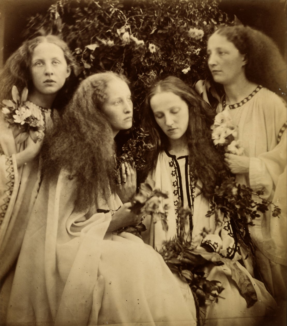 The Rosebud Garden of Girls av Julia Margaret Cameron