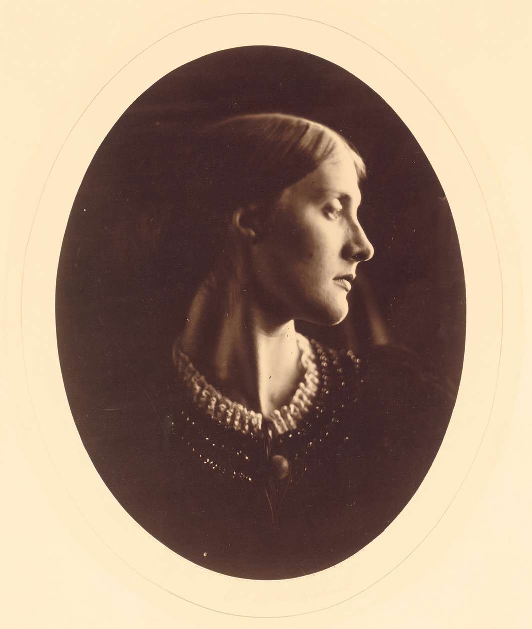 Mrs Herbert Duckworth, april 1867. av Julia Margaret Cameron